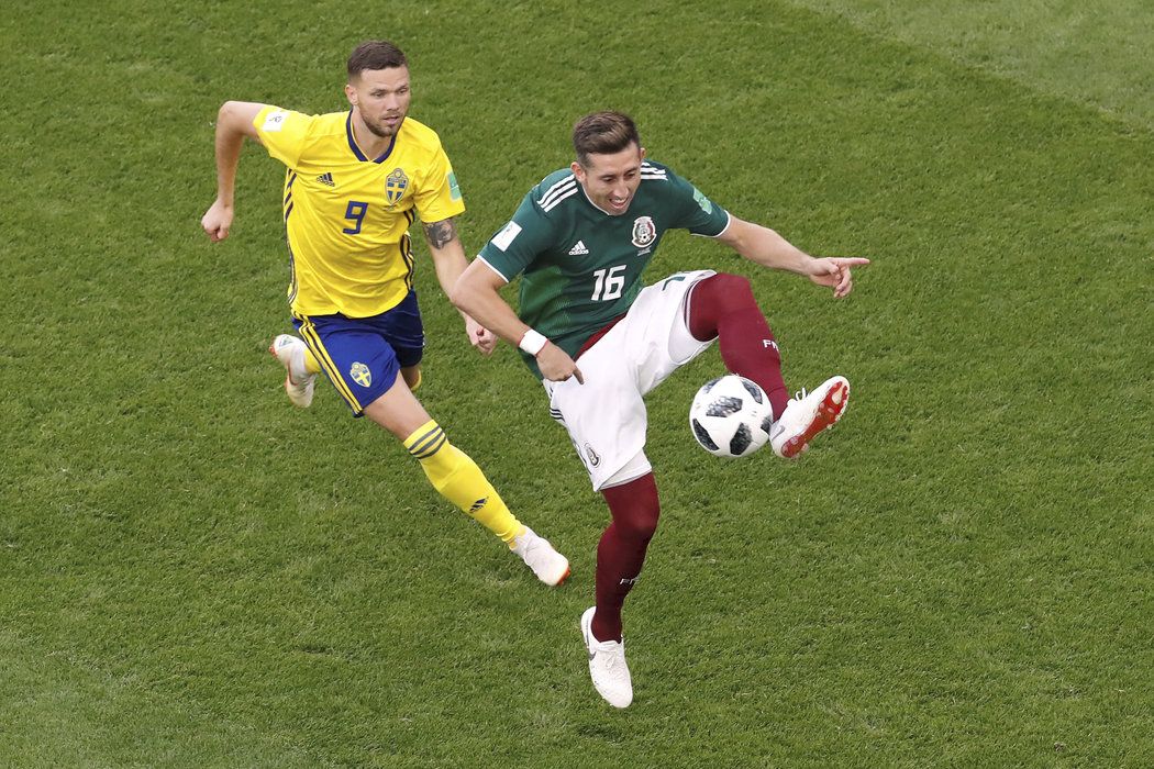 Mexičan Hector Herrera si kryje míč před švédským útočníkem Marcusem Bergem