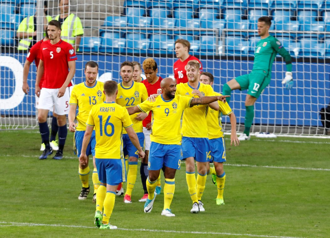 Švédští fotbalisté se radují z branky v přípravném utkání proti Norsku