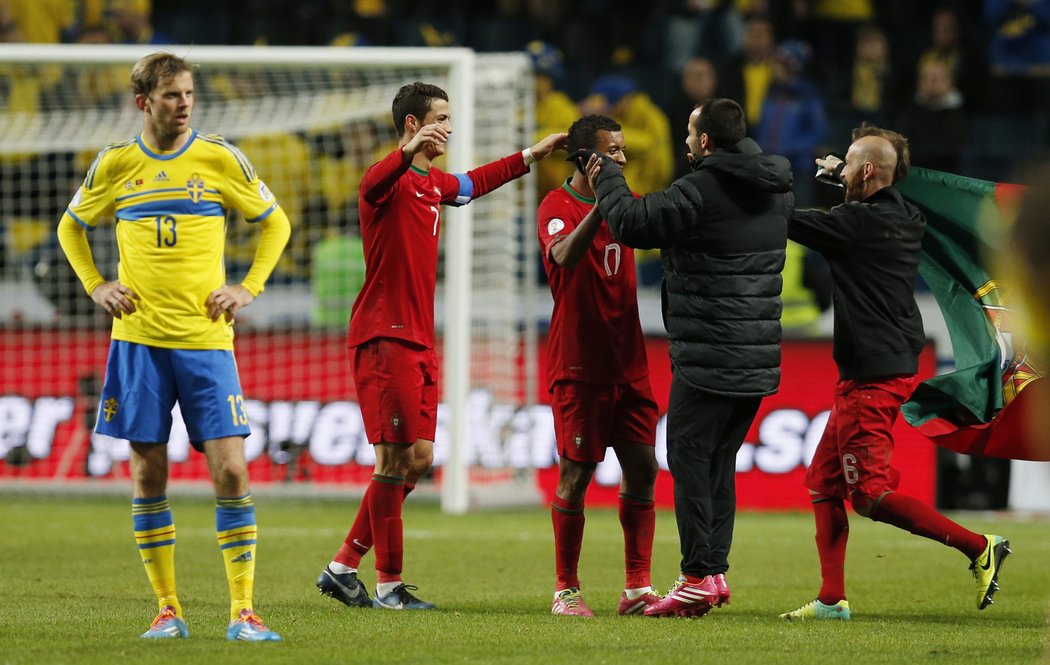 Ronaldo slaví se spoluhráči postup na světový šampionát