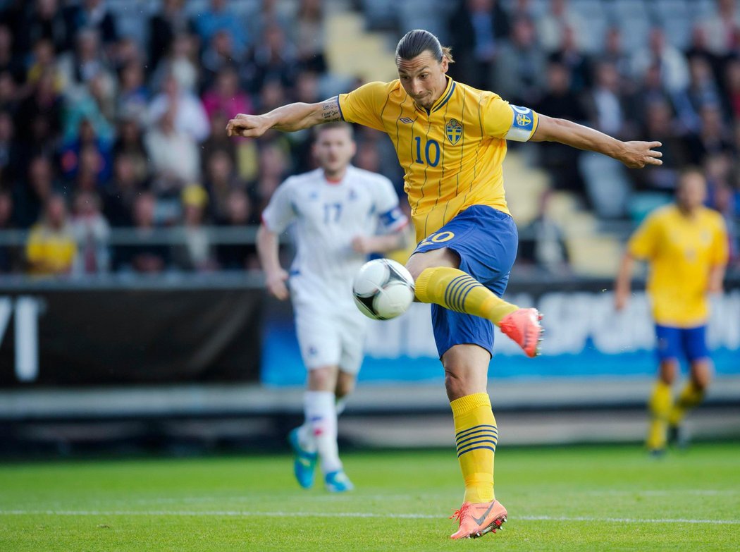 Zlatan Ibrahimovic dává gól v přípravě s Islandem