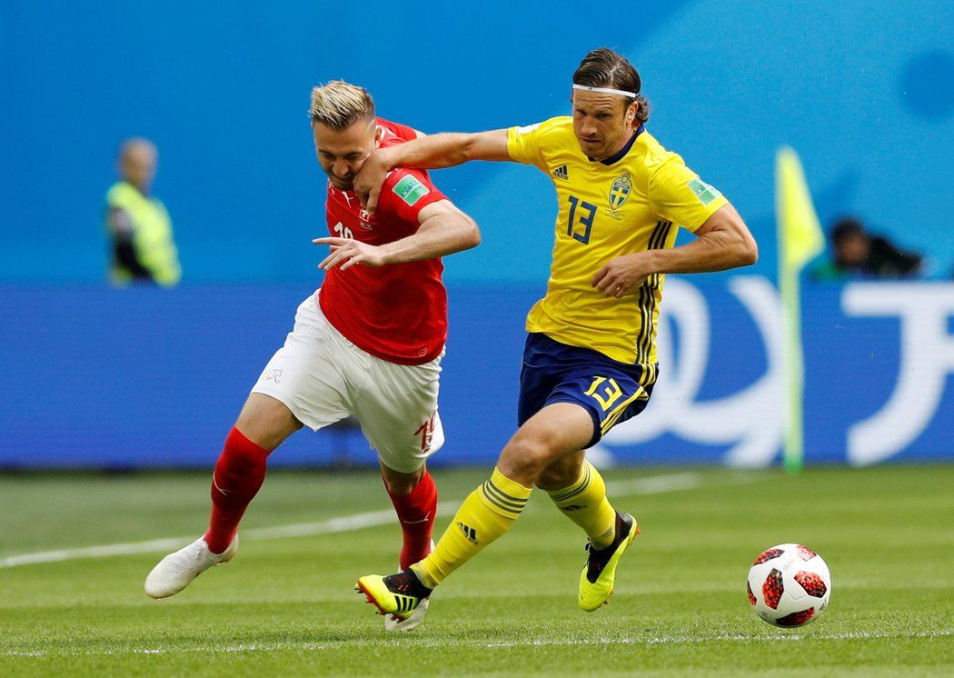Gustav Svensson si kryje míč před dotírajícím Švýcarem Josipem Drmičem