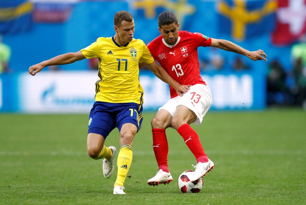 Švéd Viktor Claesson se snaží sebrat míč Ricardo Rodriguezovi