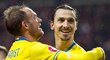 Švédský útočník Zlatan Ibrahimovic (vpravo) se raduje z branky do sítě Dánska