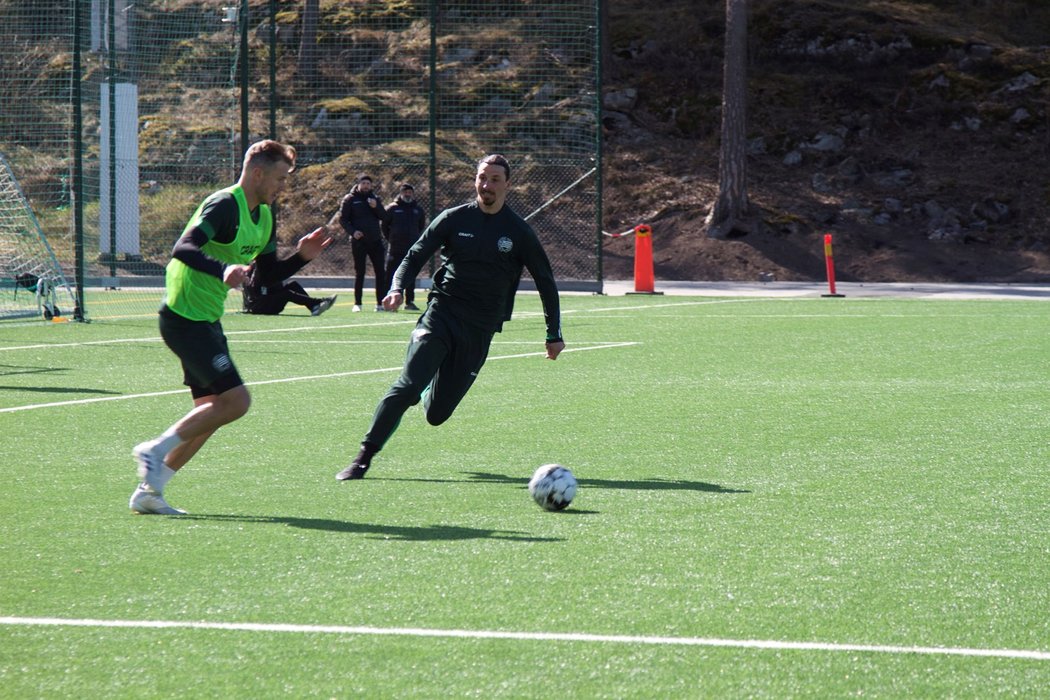 Zlatan Ibrahimovic na tréninku švédského Hammarby, kde vlastní podíl