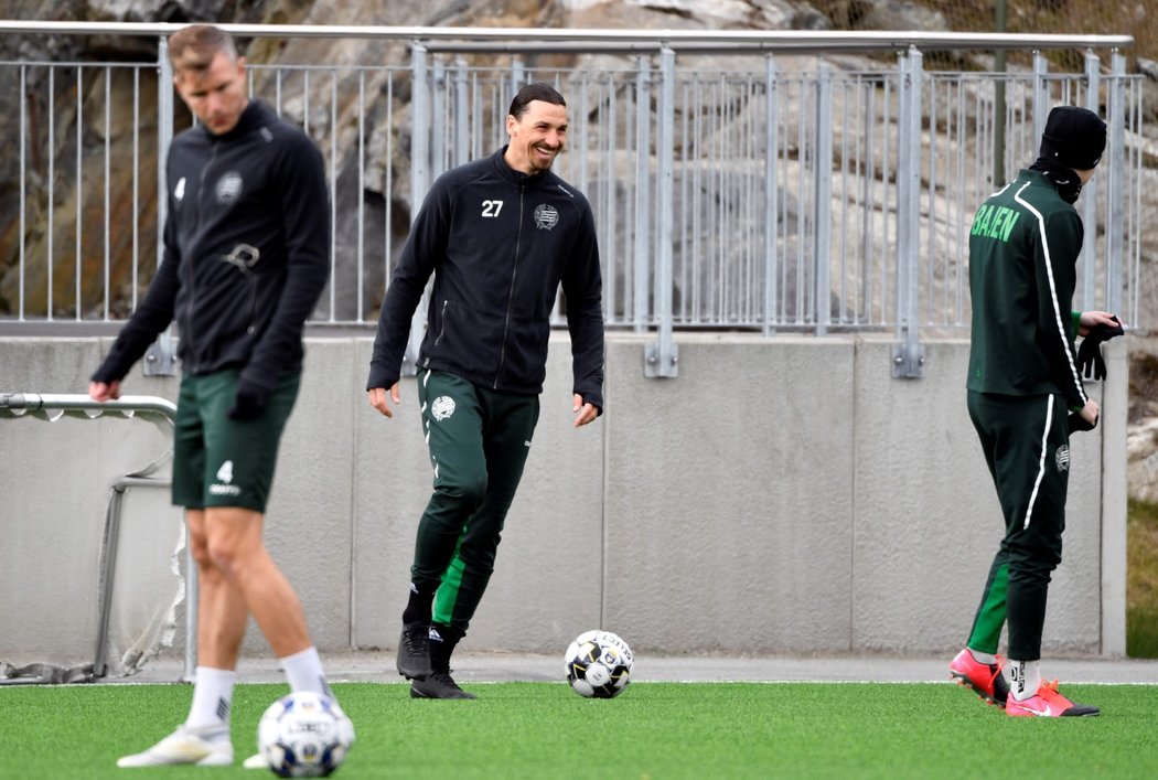 Legendární švédský útočník Zlatan Ibrahimovic trénuje během pauzy způsobené koronavirem v klubu Hammarby, kde vlastní podíl