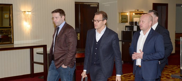 Dušan Svoboda, Daniel Křetínský a Adolf Šádek po jednání klubových majitelů v hotelu Marriott