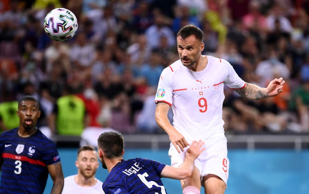 Švýcar Haris Seferovič dává gól proti Francii v osmifinále EURO
