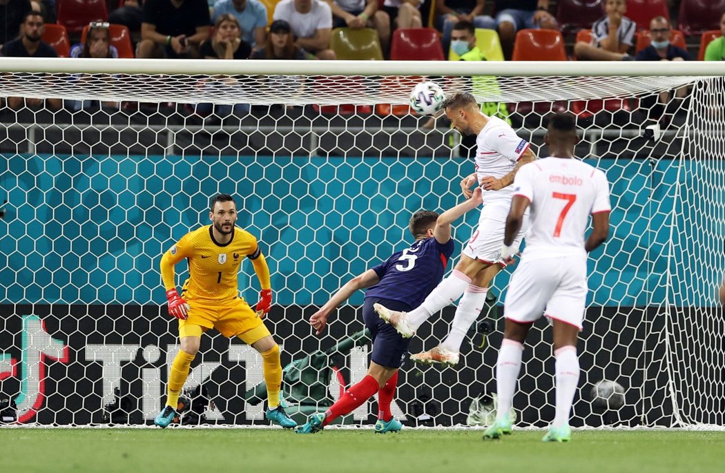 Švýcar Haris Seferovič dává gól proti Francii v osmifinále EURO