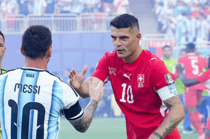 Problém kapitána švýcarské reprezentace: Falešné potvrzení o očkování? Čeká ho výslech Problém kapitána švýcarské reprezentace: Falešné potvrzení o očkování? Čeká ho výslech