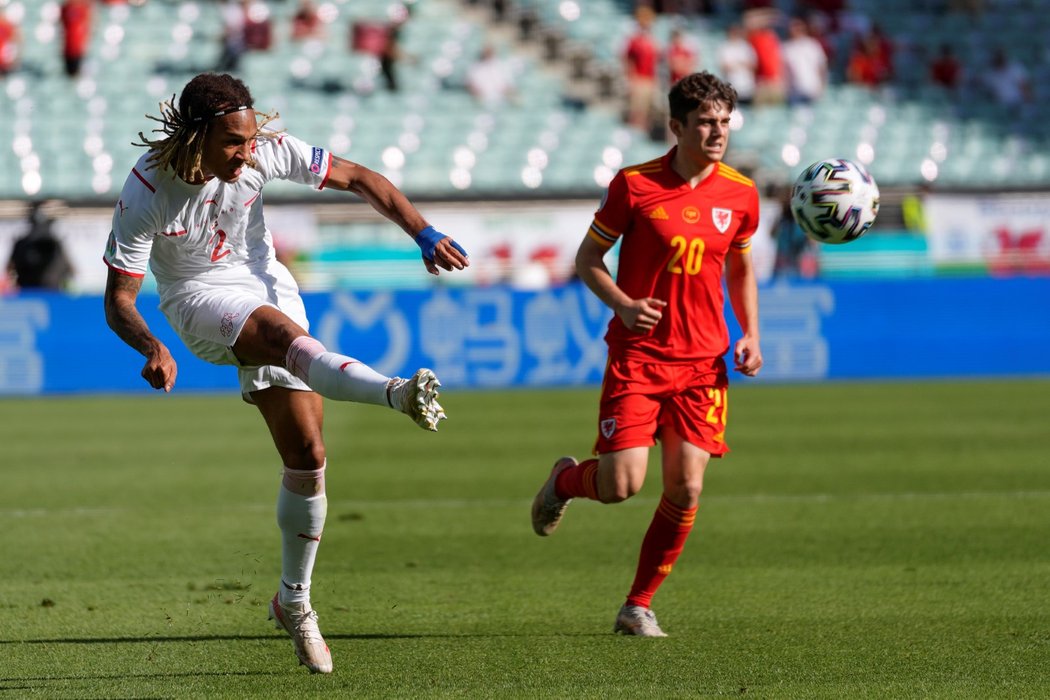 Švýcar Kevin Mbabu v utkání proti Walesu na EURO