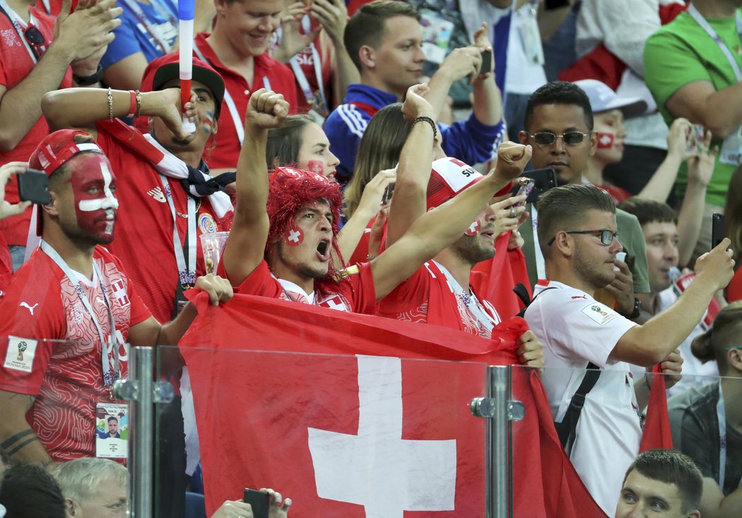 Švýcarští fanoušci během zápasu s Kostarikou