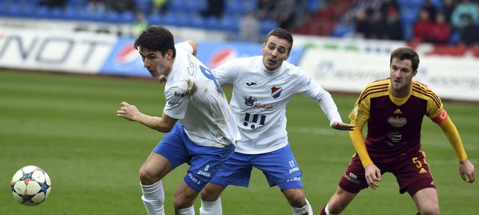 Záložník Robert Hrubý (vlevo) měl v posledních minutách velkou šanci (archivní foto)