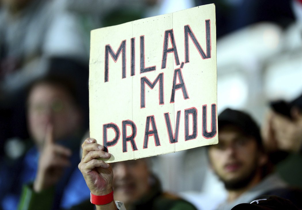 Fanoušci s transparentem na hřišti Bohemians podporující Milana Baroše
