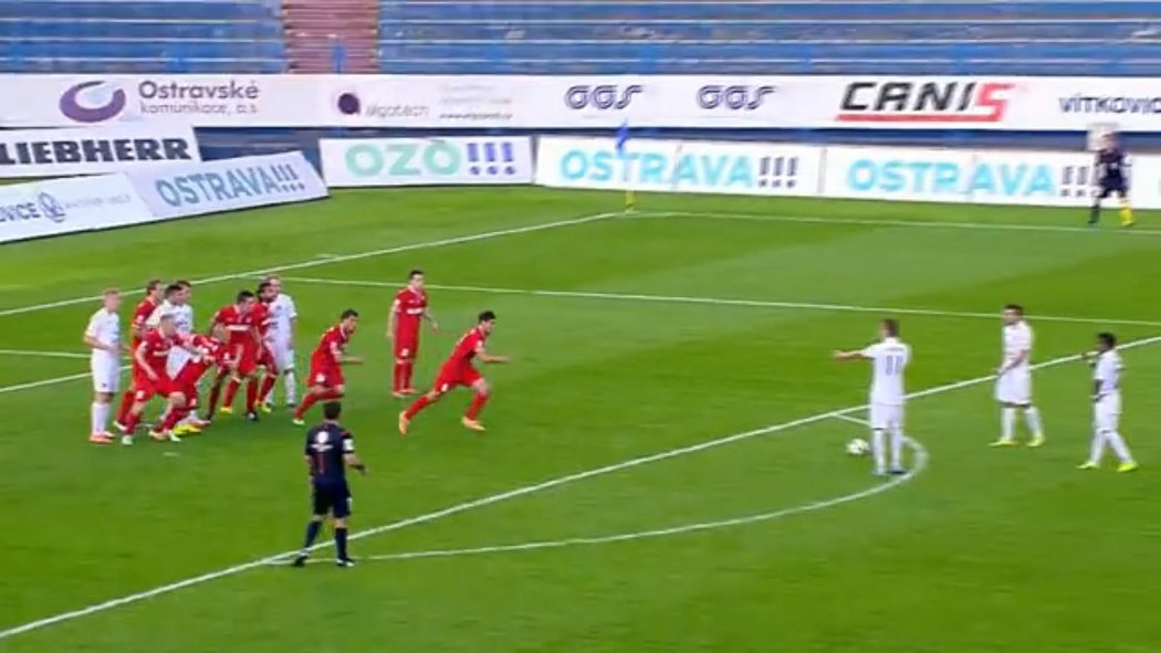 Fotbalisté Brna vyrážejí ze zdi poté, co se Davor Kukec lehce dotkl míče už po odpískání