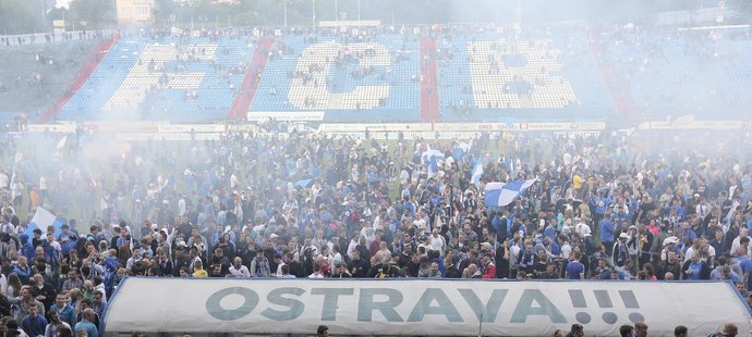 Fanoušci Baníku po duelu s Duklou zaplavili hrací plochu a rozebírali Bazaly na suvenýry