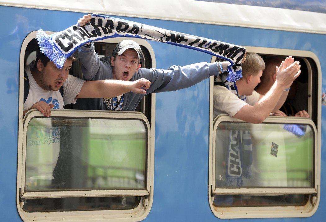 Fanoušci Baníku Ostrava se vydali vlakem do Prahy a už cestou o sobě dávali hodně vědět. Utkání na stadionu Sparty je pro všechny příznivce ostravského klubu svátkem, do hlavního města jezdí v hojném počtu.