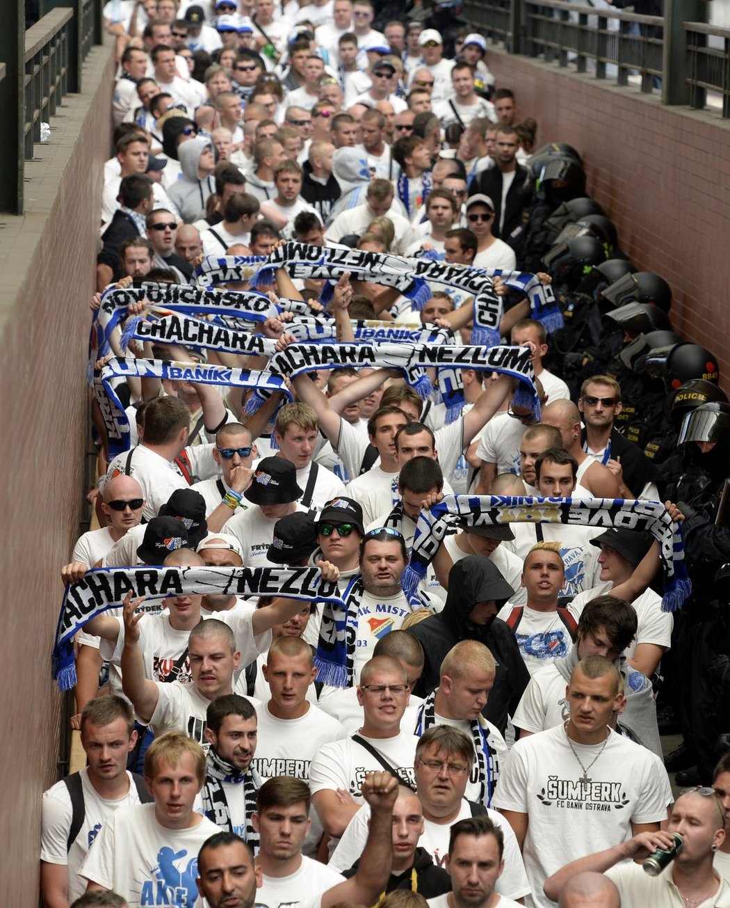 Modrobílé barvy Baníku Ostrava měla na sobě početná skupina fanoušků, kteří přijela klub podpořit při utkání na Spartě. Na klid a pořádek dohlížela policie.