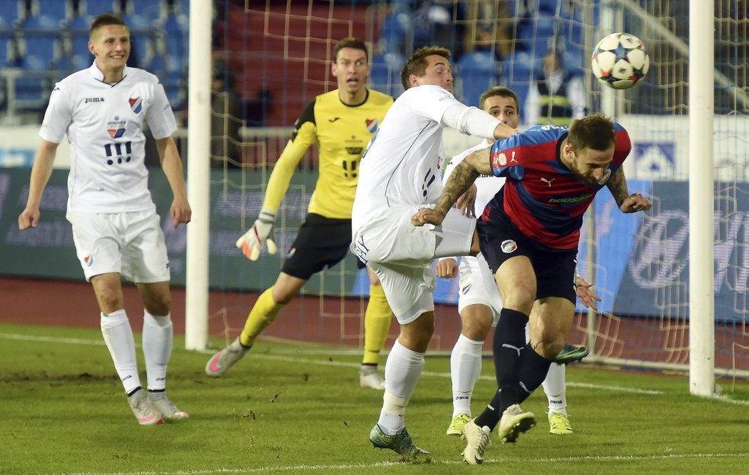 Jan Holenda bojuje proti ostravským obráncům