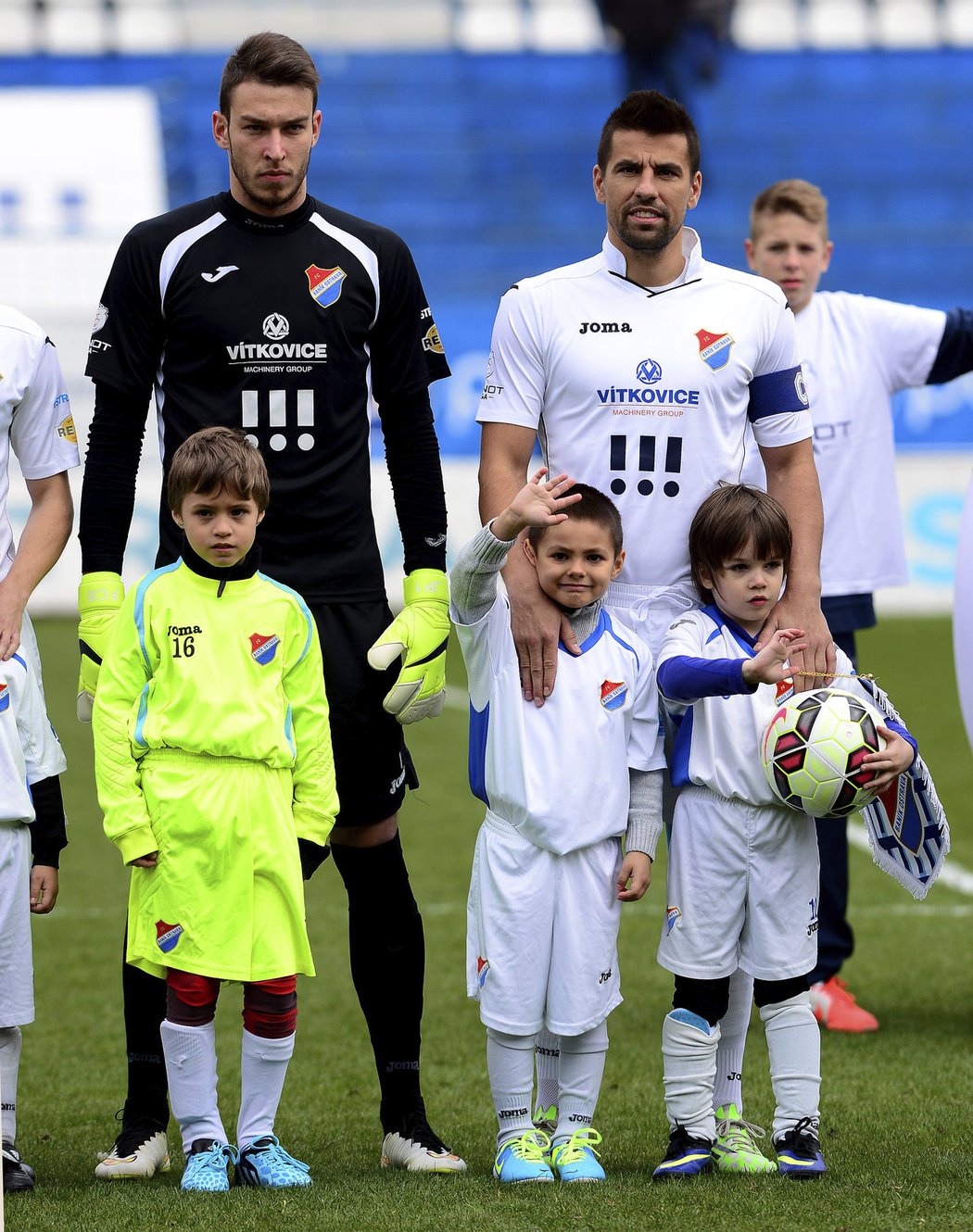 Brankář Baníku Pavlenka a Milan Baroš se synem před začátkem zápasu proti Plzni