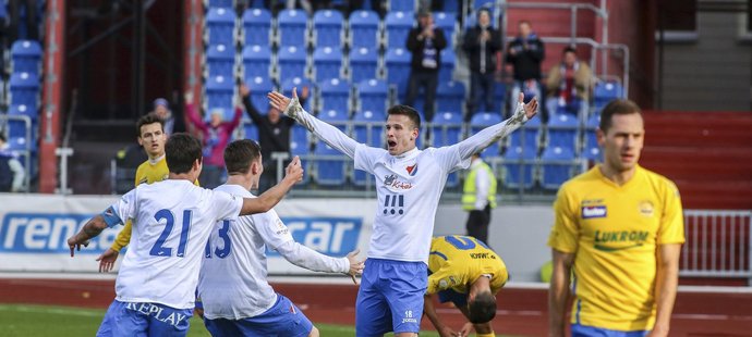 Fotbalisté Baníku se radují ze třetího gólu v zápase proti Zlínu, který dal Richard Lásik (uprostřed)