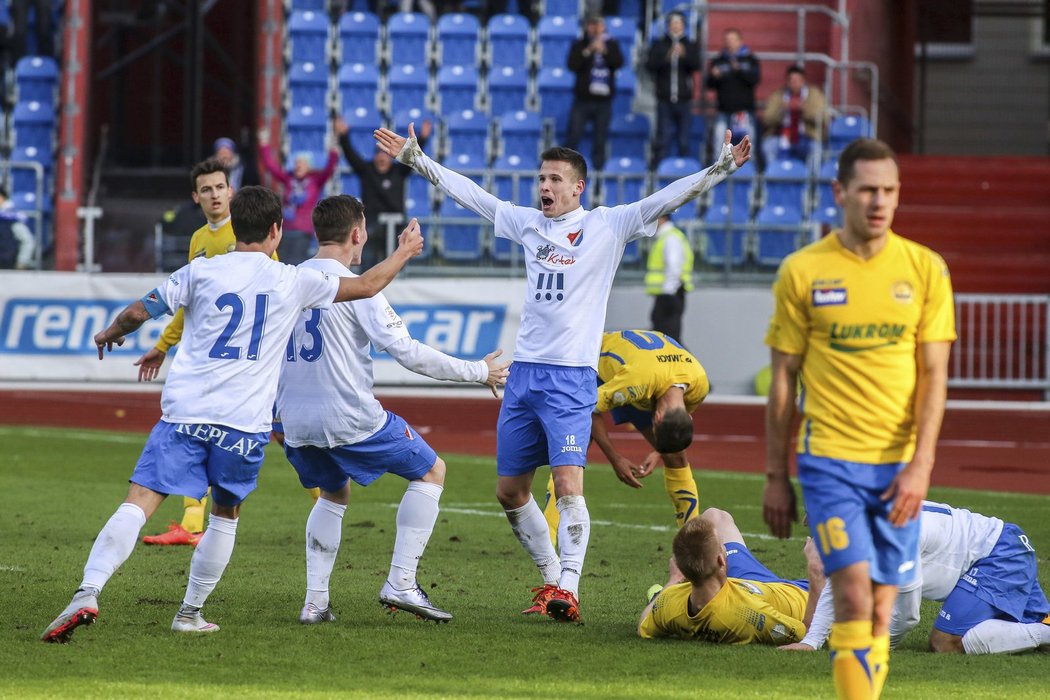 Fotbalisté Baníku se radují ze třetího gólu v zápase proti Zlínu, který dal Richard Lásik (uprostřed)