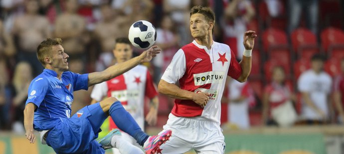 Ján Graguš se snaží uhlídat míč před střelcem prvního gólu v utkání Škodou