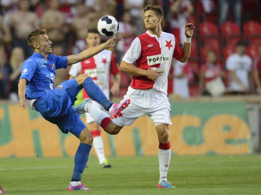 Ján Graguš se snaží uhlídat míč před střelcem prvního gólu v utkání Škodou