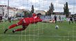 Hráč Bohemians 1905 Praha Josef Jindřišek střílí gól do sítě Hradce Králové.