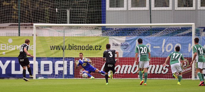 Hradecký Pavel Dvořák vyrovnává na půdě Bohemians v utkání Synot ligy z penalty na 1:1