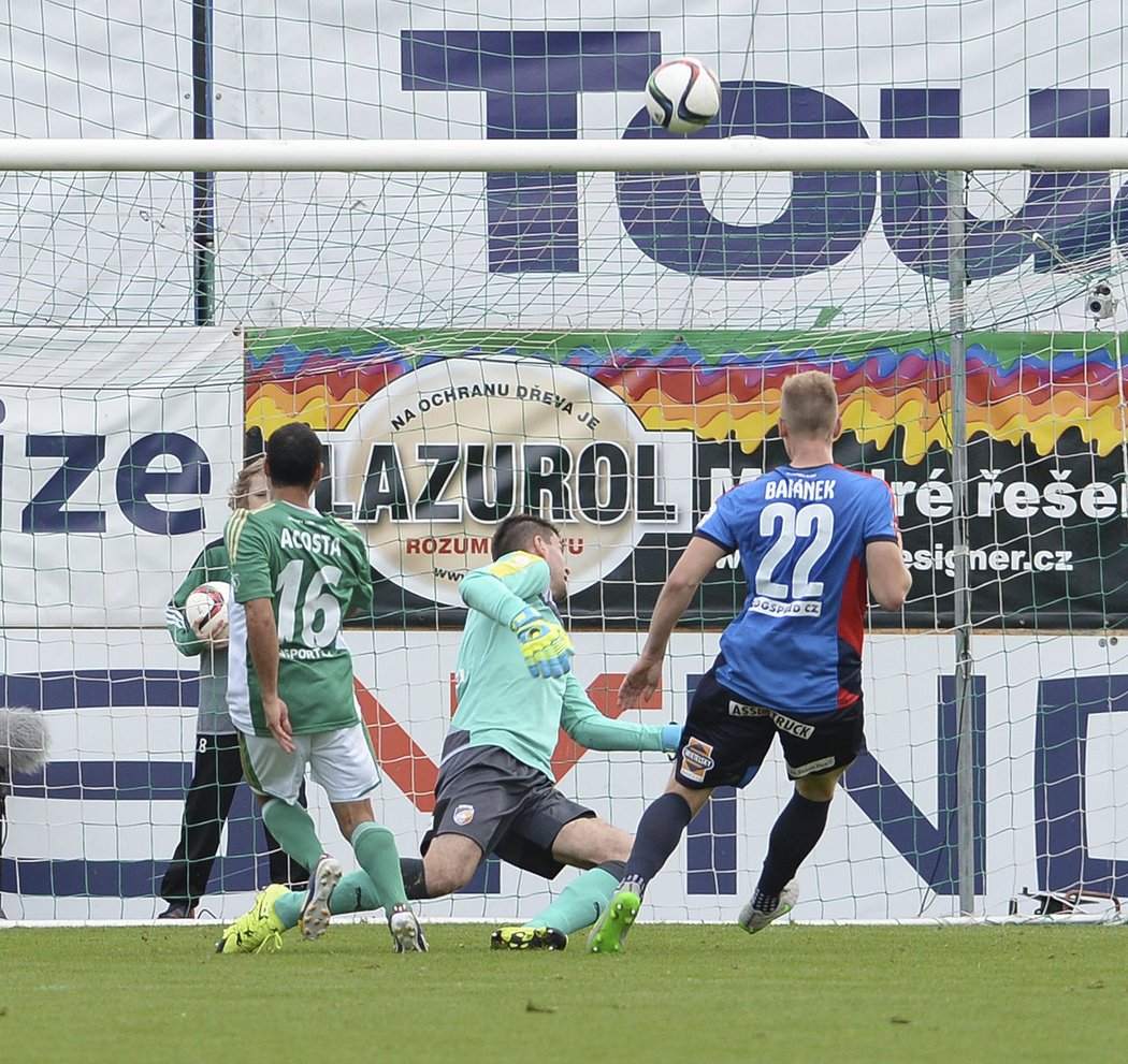 Acosta z Bohemians 1905 v šanci před plzeňským brankářem Kozáčikem