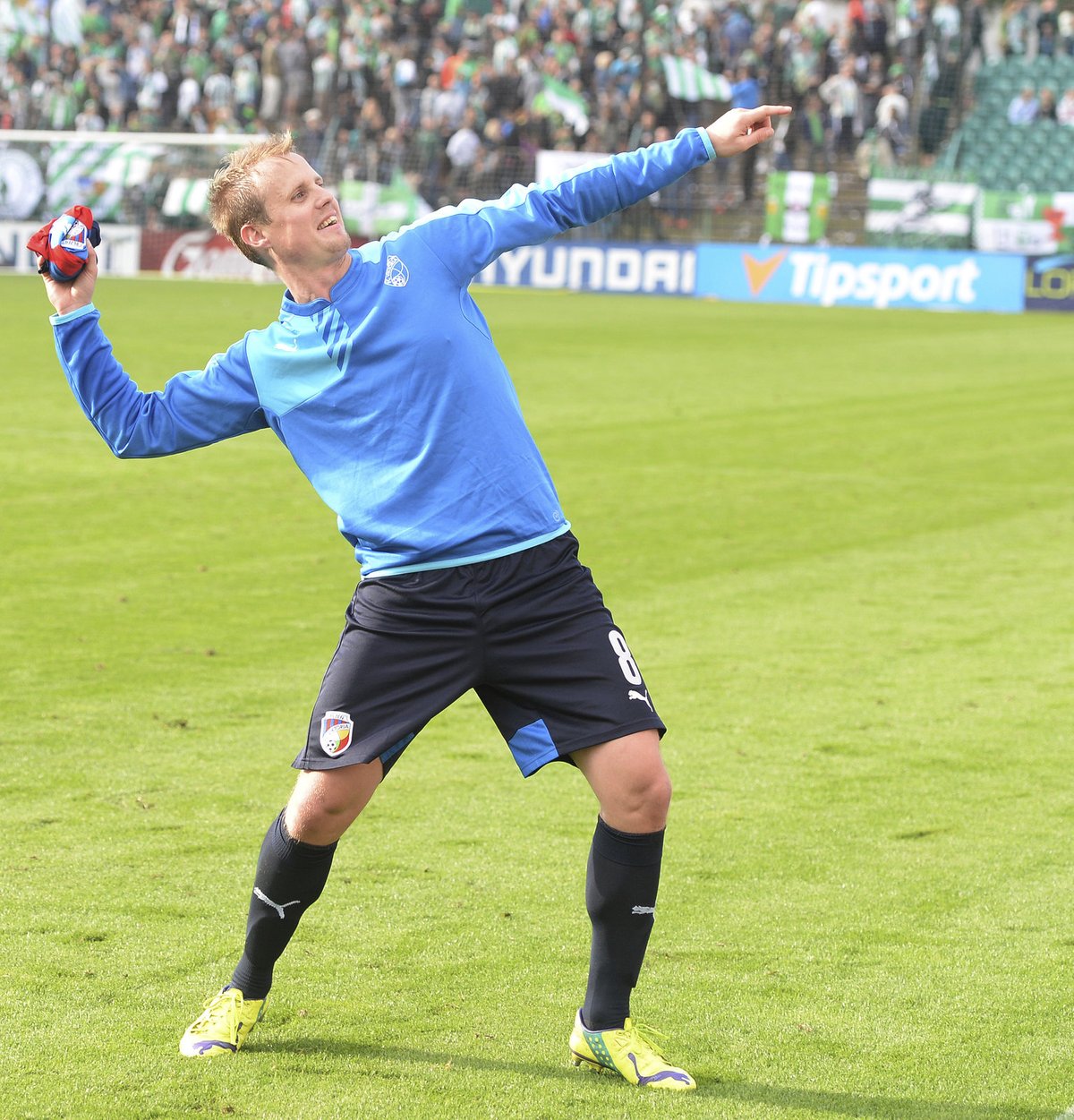 David Limberský hází dres fanouškům Plzně po výhře nad Bohemians 1905