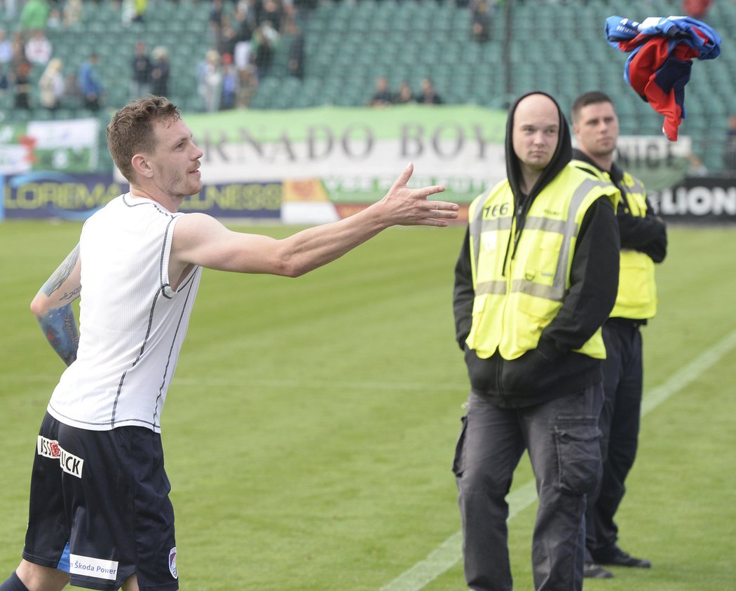 Plzeňský Jan Vaněk hází dres fanouškům po výhře na Bohemians 1905