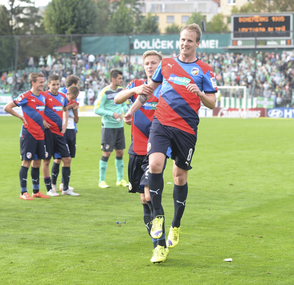 David Limberský si užívá děkovačku s fanoušky po výhře na Bohemce