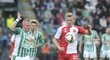 Obránce Bohemians Peter Čogley (vlevo) brání Antonína Baráka ze Slavie