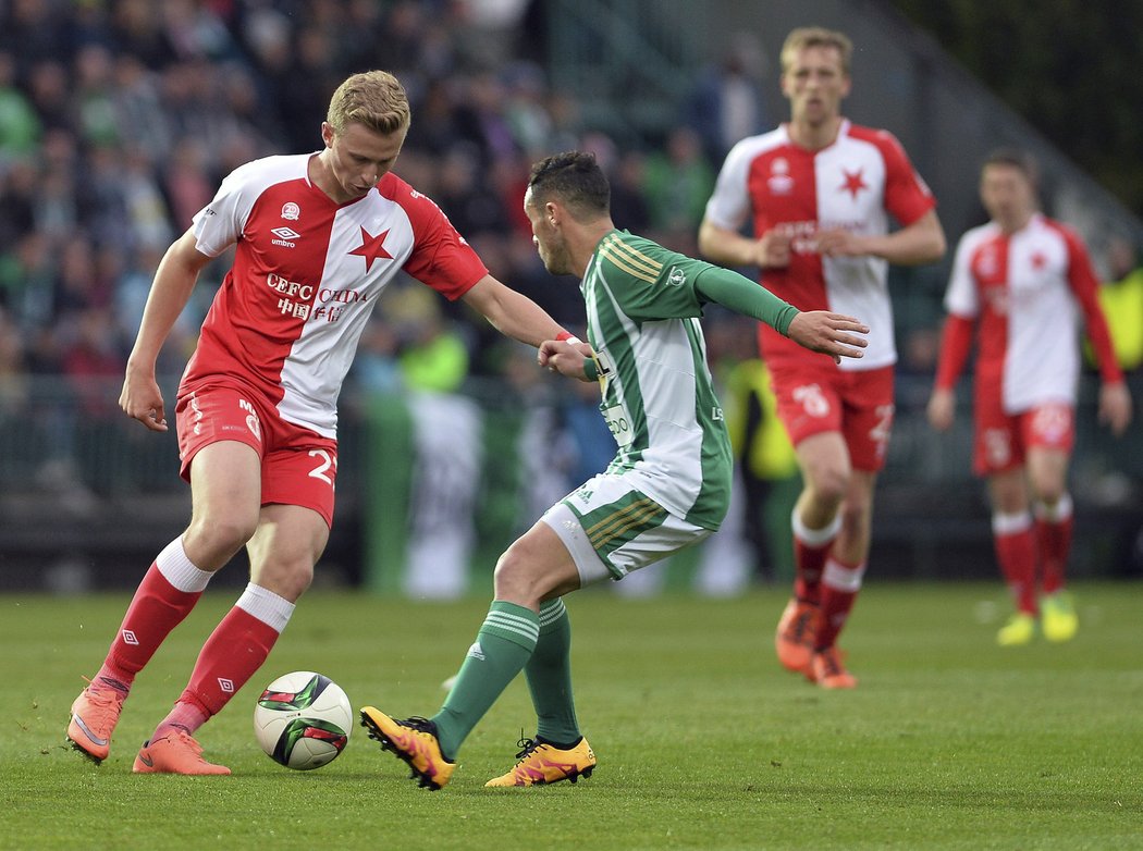 Slávistický záložník Antonín Barák (vlevo) v souboji s Rafaelem Acostou z Bohemians