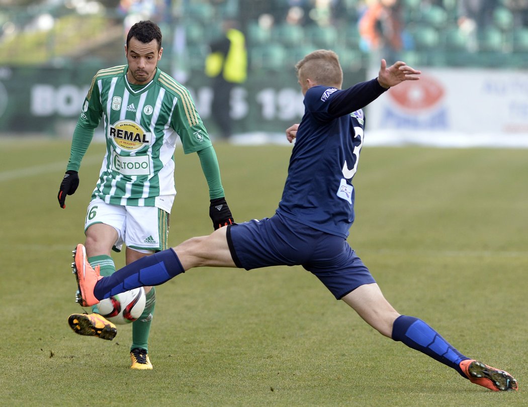 Rafael Acosta z Bohemians (vlevo) a Eldar Civič ze Slovácka.