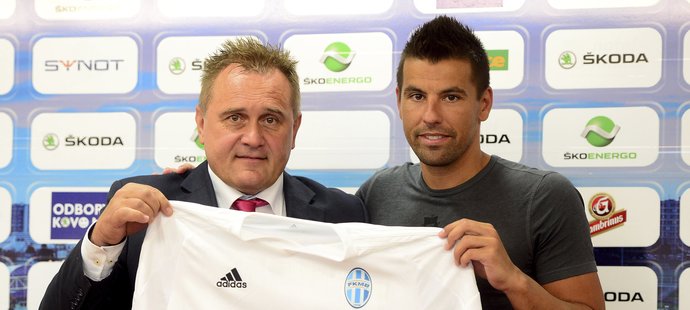 Milan Baroš pózuje s novým dresem.