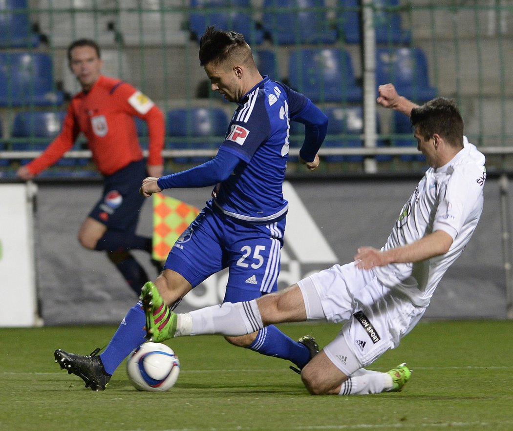 Boleslavský obránce Kúdela se snaží zastavit olomouckého Hálu