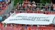 Fanoušci Zbrojovky Brno uctili transparentem památku nedávno zesnulého Josefa Masopusta.