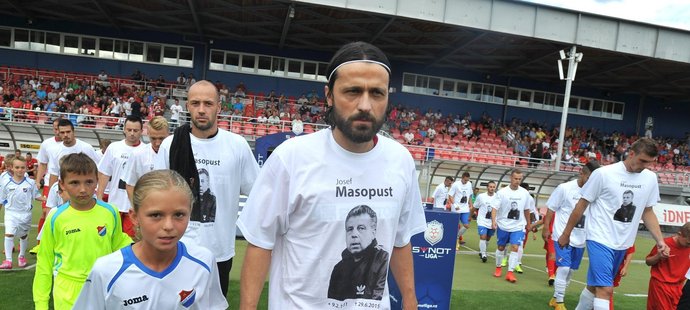 Fotbalisté Zbrojovky Brno uctili transparentem památku nedávno zesnulého Josefa Masopusta.