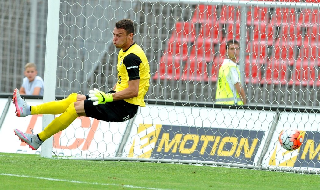 Gólman Baníku Ostrava Jiří Pavlenka inkasuje branku v utkání 1. kola Synot ligy na půdě Baníku Ostrava.