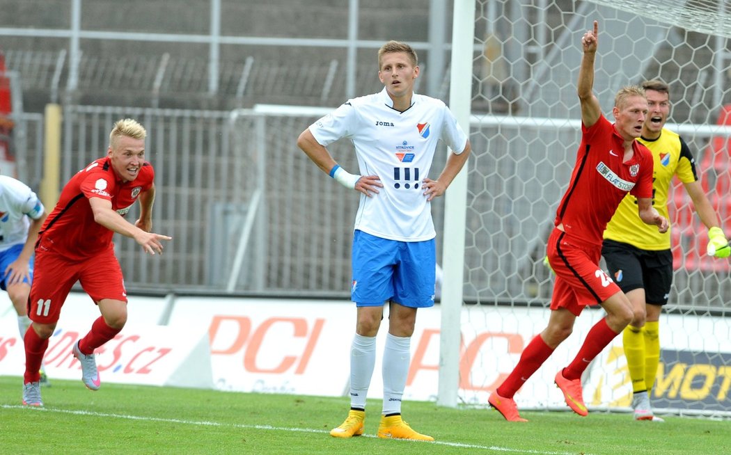 Brněnští Stanislav Vávra (vlevo) a Michal Škoda se radují z vyrovnávací trefy na 1:1 v utkání s Baníkem Ostrava v úvodním kole Synot ligy.