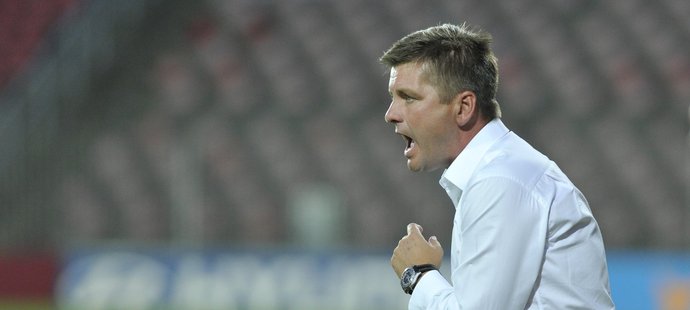 Naštvaný trenér Dušan Uhrin mladší během utkání.