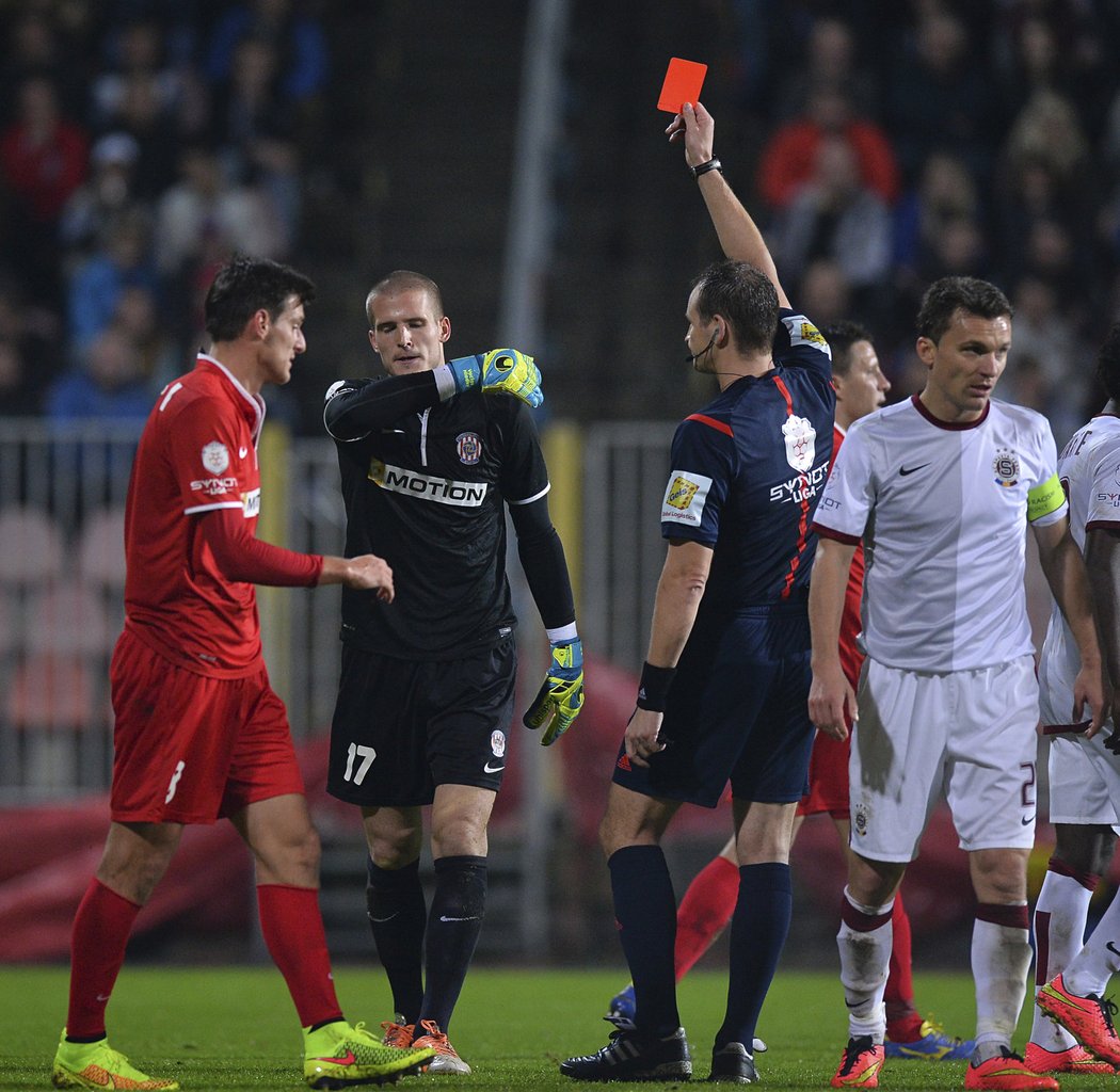 Brněnský gólman Hladký zastavil faulem Bořka Dočkala. Sparta zahrávala penaltu a brankář Zbrojovky viděl červenou kartu