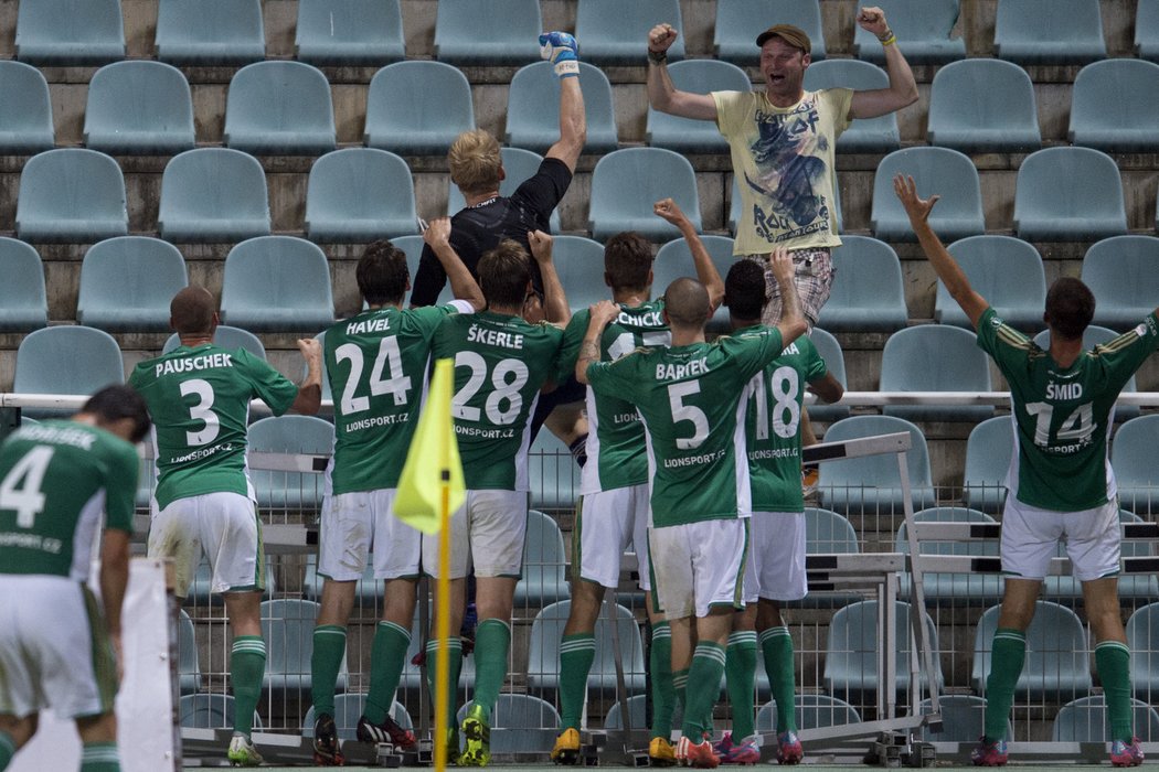 Euforie brankáře Bohemky Zdeňka Zlámala, který v poslední minutě vyrovnal v zápase na Dukle