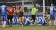 Fotbalisté Dukly se radují z gólu, který doslova dotlačili do branky Liberce