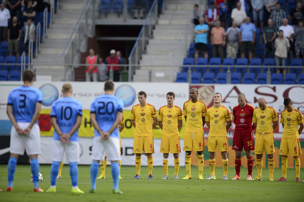 Hráči drží minutu ticha za zesnulého ředitele FK Teplice Františka Hrdličku