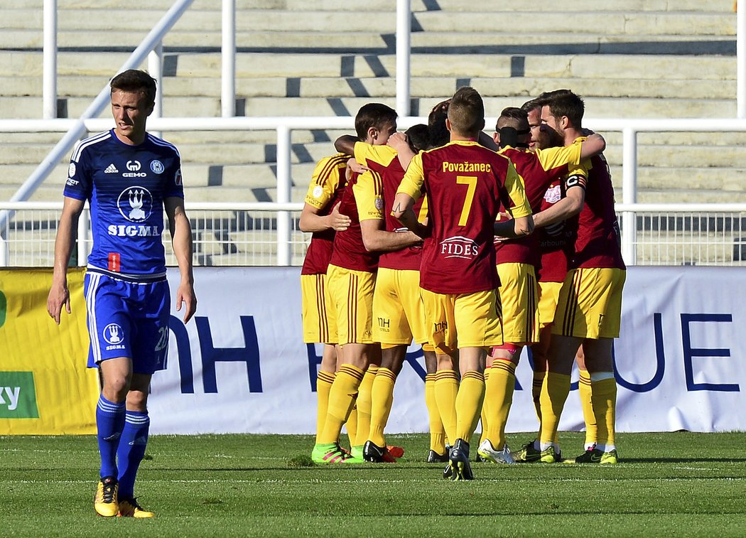 Fotbalisté Dukly slaví branku do sítě Olomouce