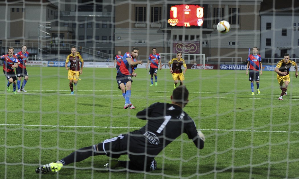 Klíčový moment. Plzeňský Jan Kovařík za stavu 1:0 pro Duklu poslal penaltu do oblak a úřadující mistři prohráli.