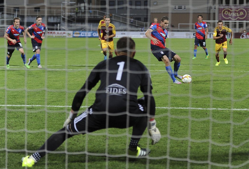 Klíčový moment. Plzeňský Jan Kovařík za stavu 1:0 pro Duklu poslal penaltu do oblak a úřadující mistři prohráli.